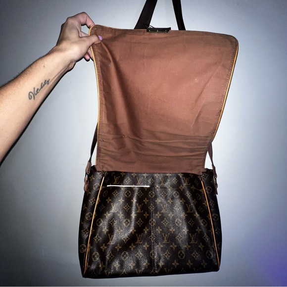 Louis Vuitton
Abbesses Messenger Bag Monogram Canva - Picture 9 of 17